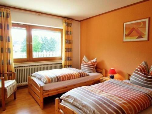 - une chambre avec 2 lits et une fenêtre dans l'établissement Holiday apartment Anita Wald, à Bad Münstereifel