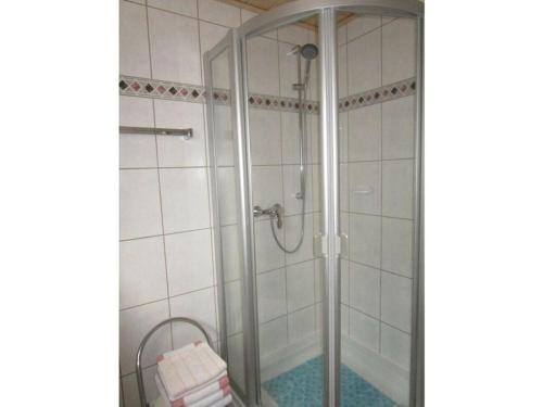 La salle de bains est pourvue d'une douche avec une porte en verre. dans l'établissement Holiday apartment Anita Wald, à Bad Münstereifel
