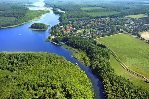 uma vista aérea de um rio e de uma cidade em Apartment in Granzow near the lake em Mirow