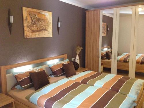 una camera da letto con un grande letto con cuscini di Lively apartment in Mönchsroth 