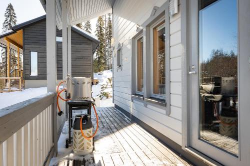 a front porch of a house with aperature at Himos Jimi 8hlö mökki porealtaalla, Ei lisäkuluja! in Jämsä