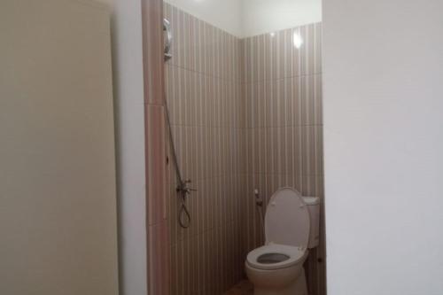 e bagno con servizi igienici e doccia. di OYO 93850 Njy House Syariah a Pekanbaru