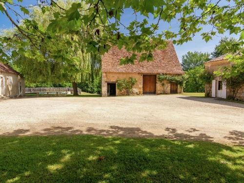 an old stone house with a large driveway at Restored farmhouse with private pool in Campsegret
