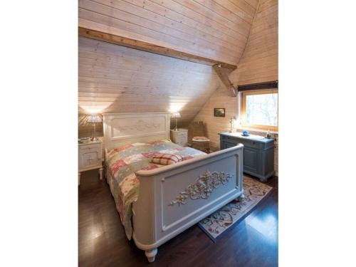 sypialnia z łóżkiem i drewnianym sufitem w obiekcie Forest view in the old forest office w mieście Altenbeken