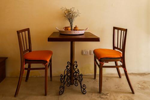 パラービタにあるLuna e Basilico by Casa di Marcoのテーブル(椅子2脚、ボウル付)