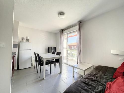 une chambre avec un lit, une table et des chaises dans l'établissement 3279-T3 dans une résidence avec piscine, à Argelès-sur-Mer