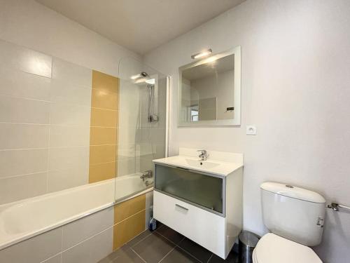 une salle de bain avec toilettes, lavabo et miroir dans l'établissement 3279-T3 dans une résidence avec piscine, à Argelès-sur-Mer
