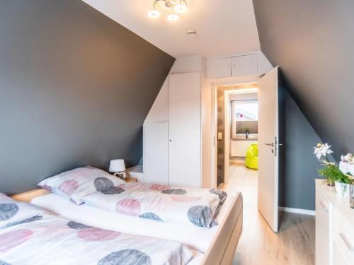 a bedroom with two beds in a attic at Holiday home Villa Maiwaldo in Spieka-Neufeld