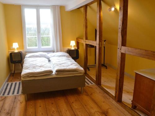 1 dormitorio con cama y ventana grande en Holiday home Deichkind on the Elbe dike, en Mödlich
