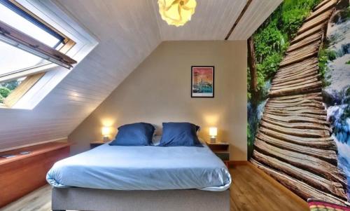um quarto com uma cama num sótão em Belle maison vue mer 5min de plage em Plouarzel