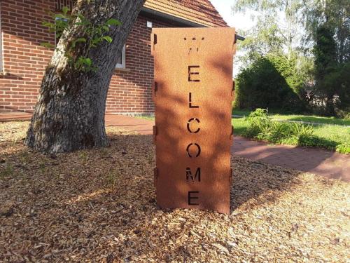 a sign with the word learn written on it in front of a tree at Holiday apartment Aufderhaar in Ostbevern