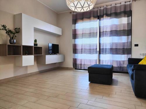 Una televisión o centro de entretenimiento en Siracusa Suite, AC + Wi-Fi + Free Private Parking