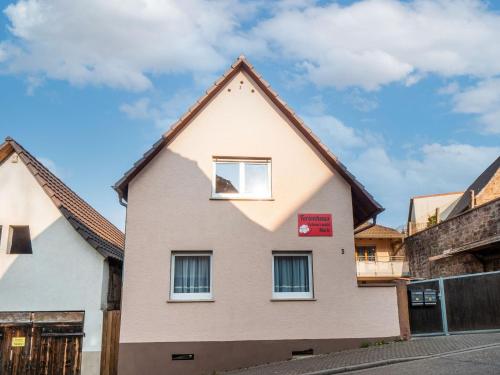 マールベルクにあるHoliday home in Mahlberg in the Ortenau districtの屋根の家