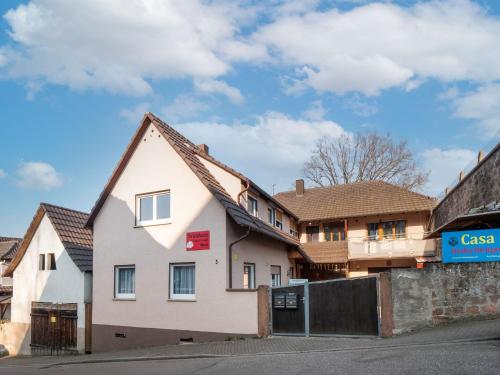 Biały dom z brązowym dachem w obiekcie Holiday home in Mahlberg in the Ortenau district w mieście Mahlberg