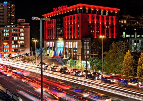 una strada trafficata di notte con auto nel traffico di HEART of Birmingham-City Centre a Birmingham