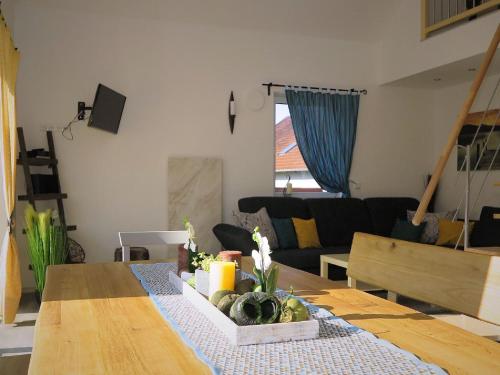 una sala de estar con una mesa con un bol de fruta. en Detached holiday home in an idyllic quiet location, en Kleinwinklarn