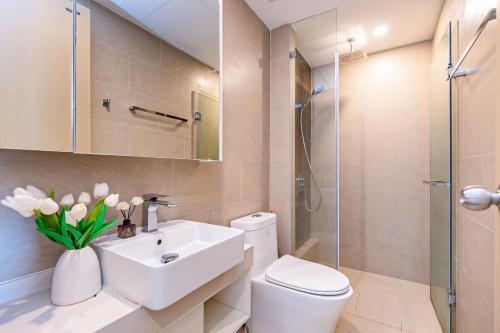 a bathroom with a toilet and a sink and a shower at The Song Apartment - CONDOTEL BUNNY HOME VUNG TAU in Vung Tau
