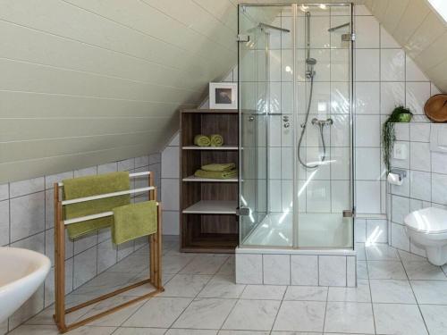 een badkamer met een glazen douche en een toilet bij Apartment on the Isenmann fruit farm in Zell am Harmersbach