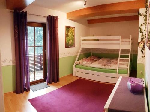 1 dormitorio con litera y ventana en Crystal holiday home en Sankt Englmar