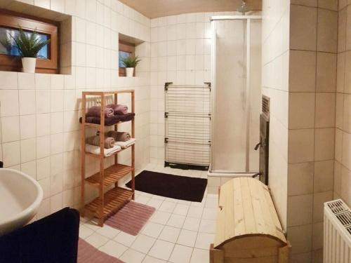 ein Bad mit einer Dusche und einem Waschbecken in der Unterkunft Crystal holiday home in Sankt Englmar