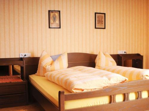 ein Schlafzimmer mit 2 Betten mit Kissen darauf in der Unterkunft Holiday apartment Haus Kirsch in Hilders