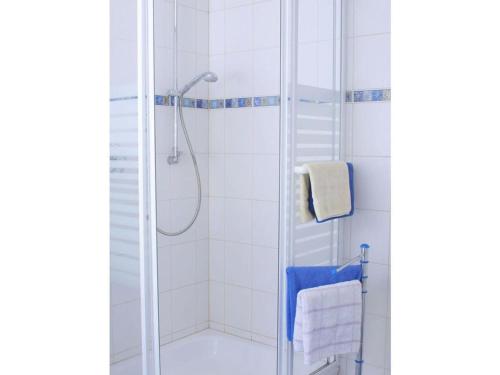 ein Bad mit einer Dusche und einem blauen Handtuch in der Unterkunft Holiday apartment Haus Kirsch in Hilders