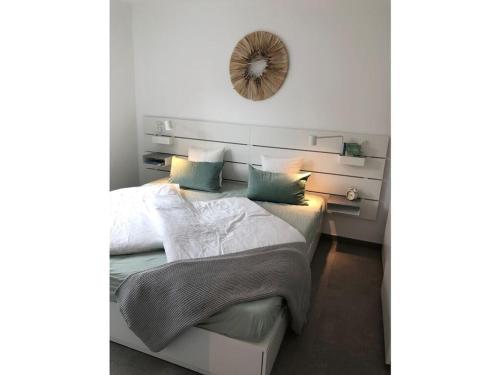Un dormitorio con dos camas y un espejo en la pared. en Pleasant apartment with terrace, en Öhningen