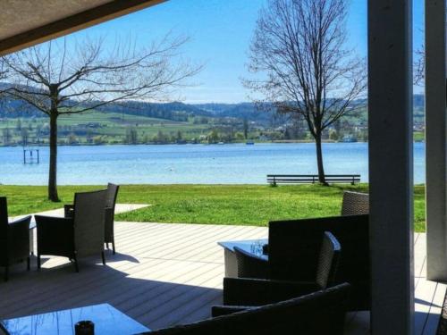 un patio con sillas y vistas al lago en Pleasant apartment with terrace, en Öhningen