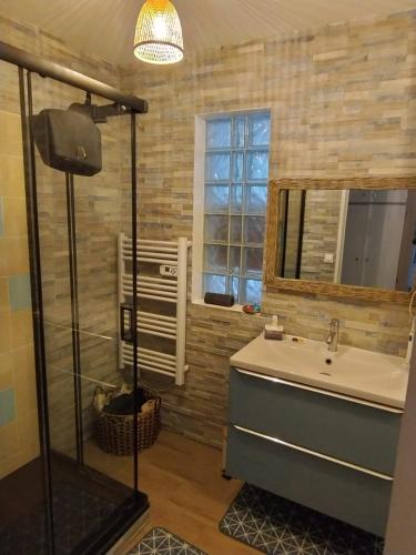 une salle de bain avec une baignoire, un lavabo et une fenêtre dans l'établissement The Cosy House - votre havre de paix avec jardin privé, à Lisses