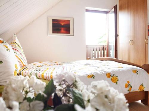 マリエンベルクにあるHoliday apartment pure natureのベッドルーム1室(花の目の前にベッド1台付)