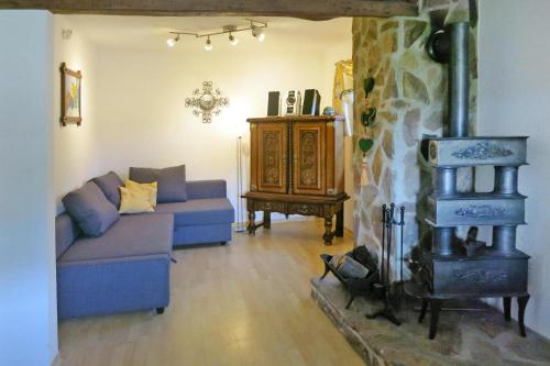 - un salon avec un canapé et un poêle à bois dans l'établissement Holiday home in Losheim am See, à Wahlen