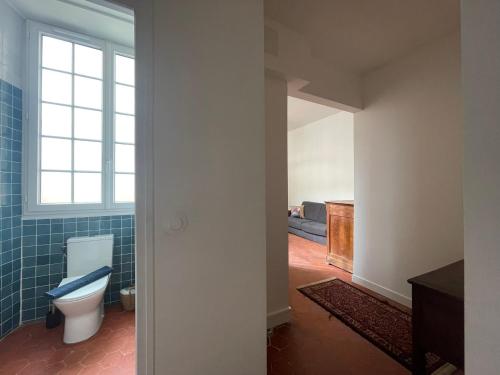 une salle de bain avec toilettes et fenêtre dans l'établissement Le Zeus - Cannes Villa St Henri seafront unique 2bedrooms, à Cannes
