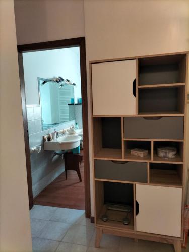 SelargiusにあるDaro's apartmentの洗面台と鏡のあるバスルーム