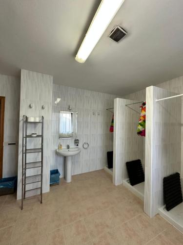 uma casa de banho com um lavatório, um chuveiro e um WC. em Albergue Rural La Rueca, Fariza 