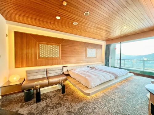 1 dormitorio con cama, escritorio y ventana en SKY LEGEND1 Beppu , Resort Love Hotel en Beppu