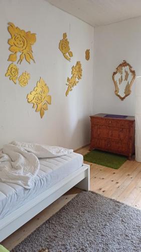 胡爾特的住宿－Galerie in Hürth，一间卧室配有一张床和一个带贴纸的墙壁