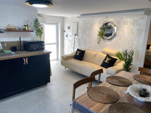a living room with a couch and a table at אחוזת מירבר in Tiberias