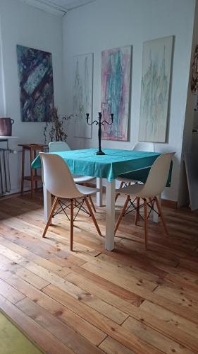 胡爾特的住宿－Galerie in Hürth，餐桌、椅子和绿桌