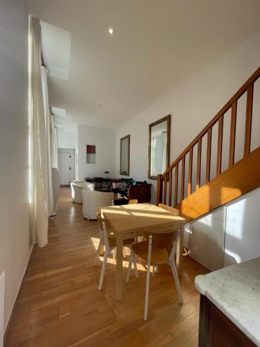 un salon avec une table et un canapé dans l'établissement Appartement hyper centre ville Toulouse, à Toulouse