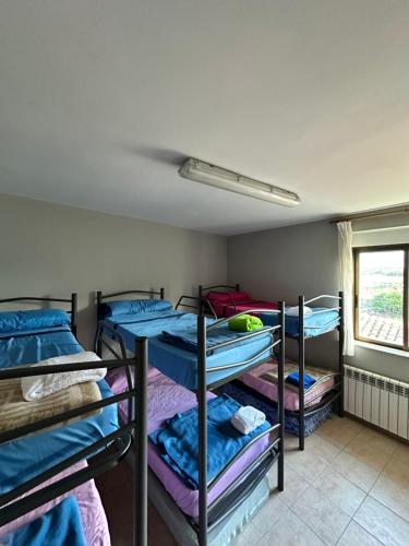 מיטה או מיטות קומותיים בחדר ב-Albergue Rural La Rueca, Fariza