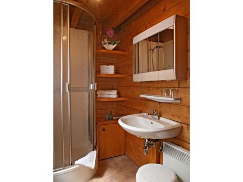 a bathroom with a sink and a shower and a toilet at Holiday home Anja in Motten