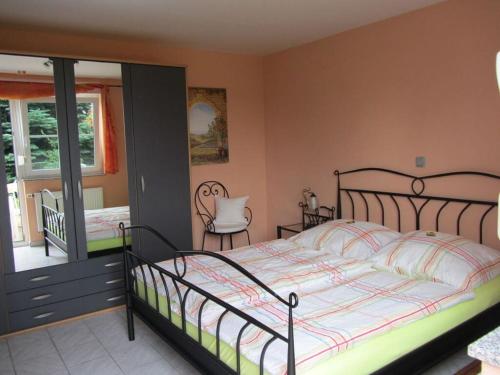 um quarto com uma cama grande e uma varanda em Lovely apartment in Monschau em Monschau