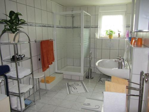 Bilik mandi di Lovely apartment in Monschau