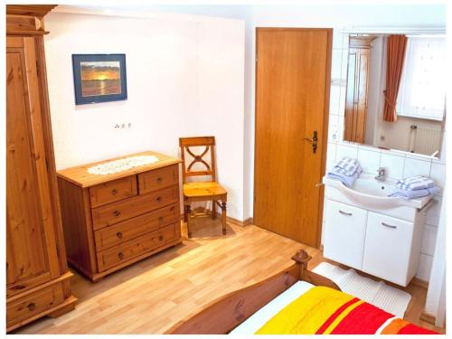 La salle de bains est pourvue d'un lavabo. dans l'établissement A in Haus Seewind Comfortable Vacation Home, à Wittdün