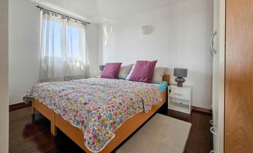 Schlafzimmer mit einem Bett und einem Fenster in der Unterkunft Vesna in Novigrad Istria