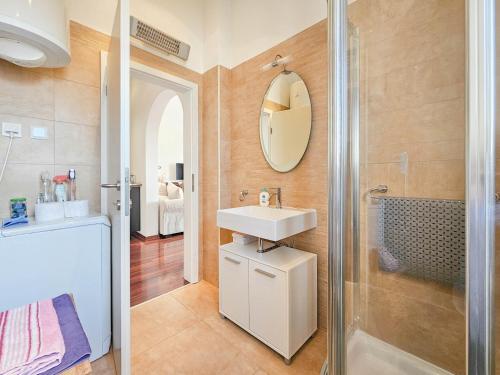 ein Bad mit einem Waschbecken, einer Dusche und einem Spiegel in der Unterkunft Vesna in Novigrad Istria
