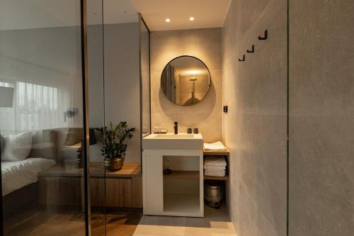 a bathroom with a sink and a mirror at Hotel Restaurant De Zwaan in Raalte