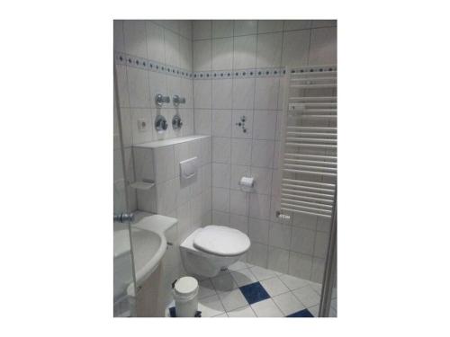 ein Bad mit einem WC und einem Waschbecken in der Unterkunft Holiday apartment Rosi Denz 