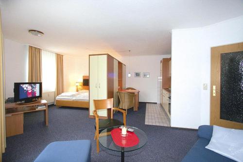 una camera d'albergo con letto e soggiorno di Apartment in Cuxhaven with community pool a Cuxhaven