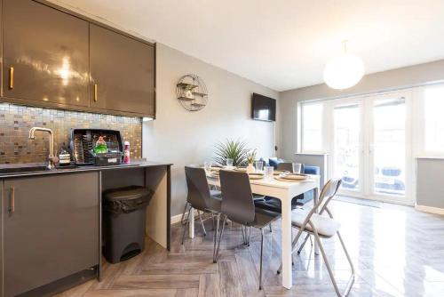 a kitchen and dining room with a table and chairs at Large 5-Bed House in Leeds Fits 10 Free Parking in Leeds